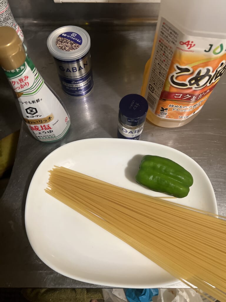 ピーマンのクミン醤油パスタの材料写真